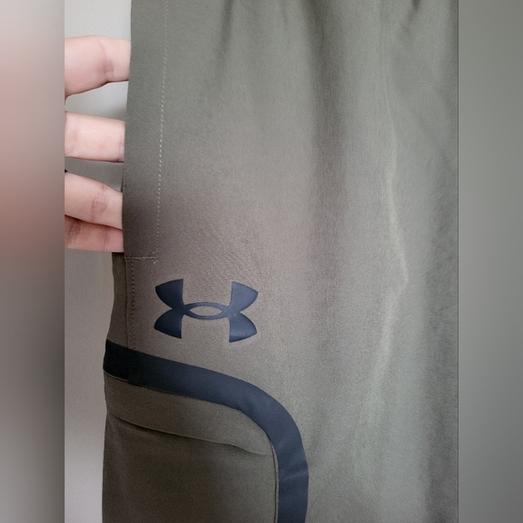 Under Armour Men's Khaki Athletic Shorts, Size Medium ( 28) - Picture 4 of 5